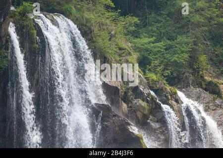 Europa, Italien, Piemont, Isella. Die Wasserfälle des Bergflusses San Bernadino nördlich von Verbania. Foto Stock