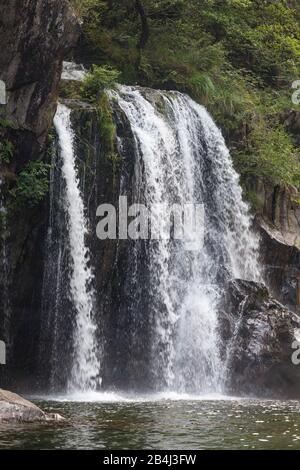 Europa, Italien, Piemont, Isella. Die Wasserfälle des Bergflusses San Bernadino nördlich von Verbania. Foto Stock