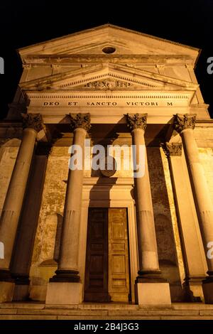 Europa, Italia, Piemonte, Verbania. La facciata orientale della Basilica di San Vittore di notte. Foto Stock