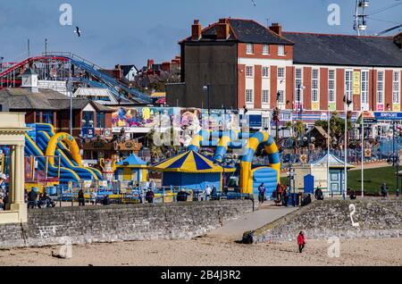 Whitmore Bay e la fiera sulla Barry Island South Wales in una mattinata di sole Foto Stock