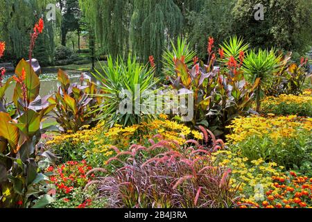 Confini di fiori nel parco del Festspielhaus Bayreuth, alta Franconia, Franconia, Baviera, Germania Foto Stock