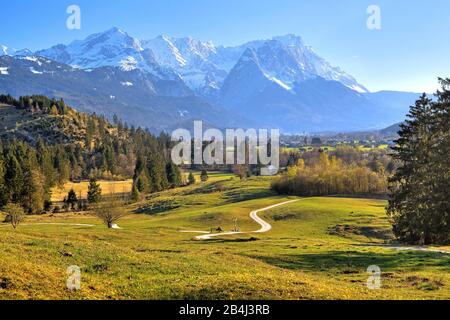 Paesaggio al Philosophenweg con Alpspitze 2628m Waxenstein 2277m e Zugspitze 2962m della Zugspitzgruppe nelle montagne Wetterstein vicino Garmisch-Partenkirchen, Loisachtal, Werdenfelser Land, Zugspitzland, alta Baviera, Germania Foto Stock