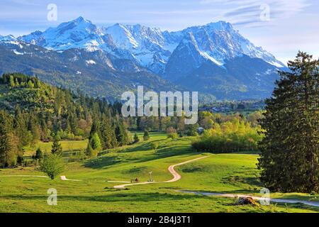 Paesaggio al Philosophenweg con Alpspitze 2628m Waxenstein 2277m e Zugspitze 2962m della Zugspitzgruppe nelle montagne Wetterstein vicino Garmisch-Partenkirchen, Loisachtal, Werdenfelser Land, Zugspitzland, alta Baviera, Germania Foto Stock