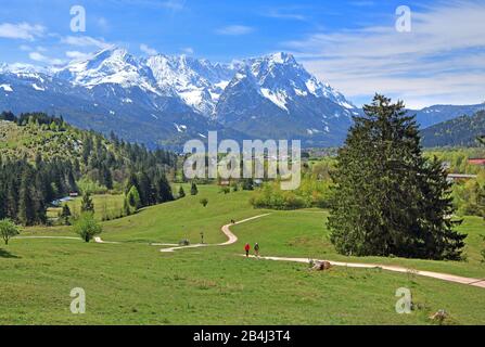 Paesaggio al Philosophenweg con Alpspitze 2628m Waxenstein 2277m e Zugspitze 2962m della Zugspitzgruppe nelle montagne Wetterstein vicino Garmisch-Partenkirchen, Loisachtal, Werdenfelser Land, Zugspitzland, alta Baviera, Germania Foto Stock