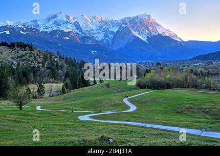 Paesaggio al Philosophenweg con Alpspitze 2628m Waxenstein 2277m e Zugspitze 2962m della Zugspitzgruppe nelle montagne Wetterstein vicino Garmisch-Partenkirchen, Loisachtal, Werdenfelser Land, Zugspitzland, alta Baviera, Germania Foto Stock