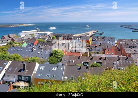 Case nel centro del paese sulla Unterland con Schiffsreede e Badedüne, Helgoland, Helgoland Bay, German Bight, North Sea Island, North Sea, Schleswig-Holstein, Germania Foto Stock