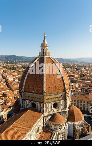 Italia, Firenze, Cattedrale 'Santa Maria del Fiore', vista dal Campanile di Giotto sulla cupola del Duomo Foto Stock