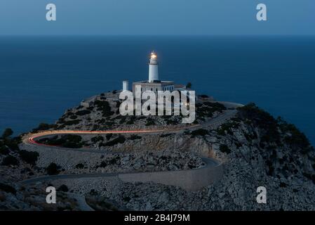 Spagna, Maiorca, Cap Formentor, vista del faro Lontano de Formentor, rocce, mare, serpentine. Foto Stock