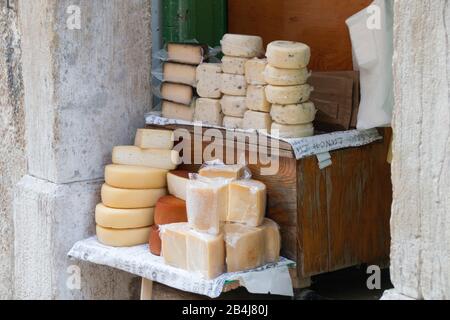 Formaggi al tartufo e altri formaggi sono offerti in un vicolo. Foto Stock