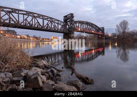 Il ponte dell'ascensore Magdeburg è uno dei monumenti più famosi della città grazie alla sua scritta illuminata. Non appena diventa buio, le lettere rosse illuminano 'da qui molto più avanti.' L'artista italiano Maurizio Nannucci li ha montati nel 2008 sul vecchio ponte ferroviario. Sono caduti vittime di vandalismo diverse volte e hanno dovuto essere rinnovati. Foto Stock