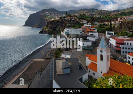 Vista sulla spiaggia e la chiesa Nossa Senhorada Conceicao sulla costa alle scogliere di Cabo Girao, Camara de Lobos, isola di Madeira, Portogallo Foto Stock