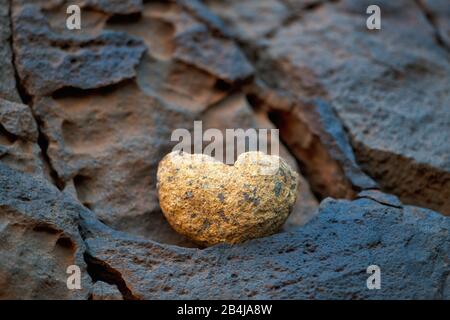 Deposito di pietra a forma di cuore sulla parete rocciosa, Ribeira de janela, anche Ribeira da janela, Porto Moniz, Isola di Madeira, Portogallo Foto Stock
