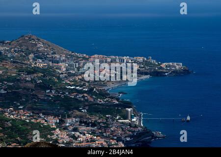 Vista di Funchal dallo Skywalk, piattaforma di osservazione in vetro a 580 m di altitudine sulle scogliere, Cabo Girao, Isola di Madeira, Portogallo Foto Stock