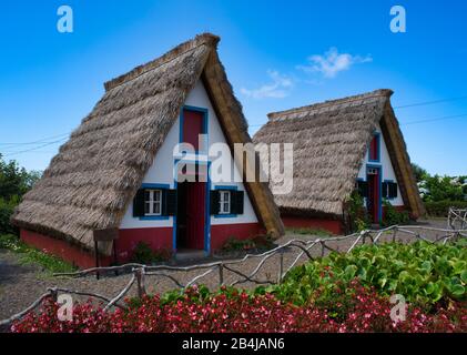 Casas de Colmo, tradizionali case di paglia, Santana, Isola di Madeira, Portogallo Foto Stock