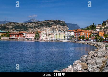 Lungomare Di Torbole, Lago Di Garda, Lago Del Garda, Trentino, Italia, Europa Foto Stock