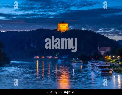 Sala di liberazione illuminata e Danubio, Kelheim, bassa Baviera, Baviera, Germania, Europa Foto Stock