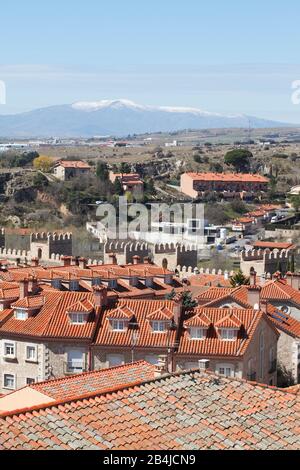 Edificio residenziale, dietro Sierra de Gredos, Ãvila, Castilla y León, Spagna, Europa Foto Stock