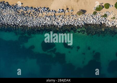 Foto a bassa quota che si affaccia su una spiaggia estremamente rocciosa Foto Stock