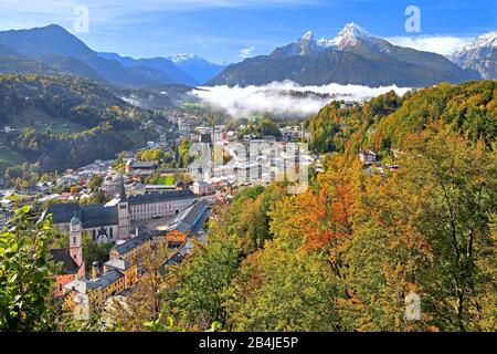 Visita del centro con castello, chiesa collegiata e parrocchiale contro Jenner (1874m), Funtenseetauern (2579m), Schönfeldspitze (2653m) e Watzmann (2713m), Berchtesgaden, Berchtesgadener Land, alta Baviera, Baviera, Germania Foto Stock