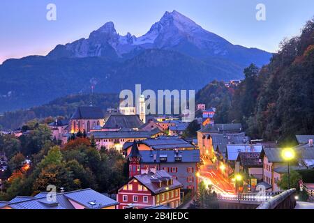 Panorama del centro del paese con abbazia e chiesa parrocchiale contro il Watzmann (2713m) al tramonto, Berchtesgaden, Berchtesgadener Land, alta Baviera, Baviera, Germania Foto Stock