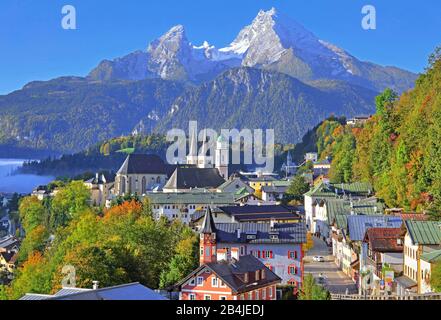 Panorama del centro del paese con collegiata e chiesa parrocchiale contro il Watzmann (2713m), Berchtesgaden, Berchtesgadener Land, alta Baviera, Baviera, Germania Foto Stock