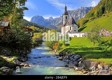 Chiesa parrocchiale di San Sebastiano sul Ramsauer Ache contro la Reiteralpe (2286m), Ramsau, Berchtesgadener Land, alta Baviera, Baviera, Germania Foto Stock