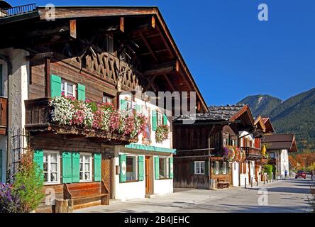 Ville tradizionali dell'alta Baviera con balconi fioriti, Garmisch-Partenkirchen, Werdenfelser Land, alta Baviera, Baviera, Germania Foto Stock