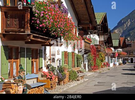 Ville tradizionali dell'alta Baviera con balconi fioriti, Garmisch-Partenkirchen, Werdenfelser Land, alta Baviera, Baviera, Germania Foto Stock