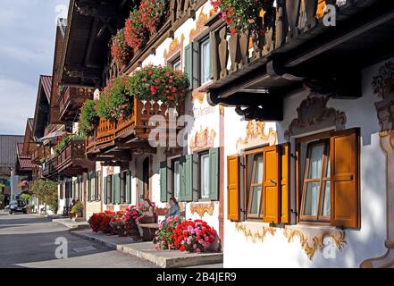 Ville tradizionali dell'alta Baviera con balconi fioriti, Garmisch-Partenkirchen, Werdenfelser Land, alta Baviera, Baviera, Germania Foto Stock