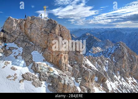 Vertice dello Zugspitze (2962m) con croce sommitale, Grainau, Wetterstein Mountains, Werdenfelser Land, alta Baviera, Baviera, Germania Foto Stock