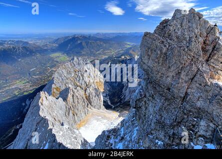 Vista dalla cima dello Zugspitze (2962m) a Waxenstein (2277m), Höllental e Garmischer tal, Grainau, Wetterstein Mountains, Werdenfelser Land, alta Baviera, Baviera, Germania Foto Stock