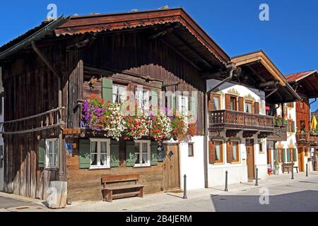 Ville tradizionali dell'alta Baviera con balconi fioriti, Garmisch-Partenkirchen, Werdenfelser Land, alta Baviera, Baviera, Germania Foto Stock