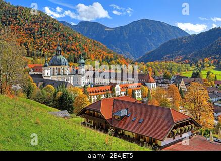 Paesaggio Autunnale Con Abbazia Di Ettal, Ettal, Parco Naturale Ammergauer Alpen, Alta Baviera, Baviera, Germania Foto Stock