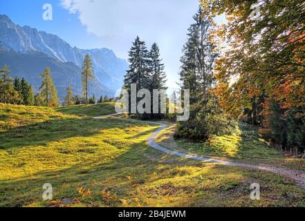 Höhenrainweg Contro Riffelwand E Zugspitze (2962m), Grainau, Wetterstein Mountains, Werdenfelser Land, Alta Baviera, Baviera, Germania Foto Stock