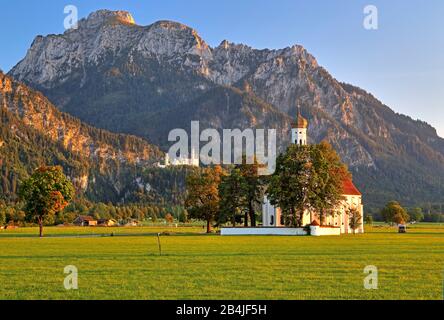 Chiesa Di Pellegrinaggio Di San Colombano E Castello Di Neuschwanstein Contro Säuling (2047m), Schwangau Bei Füssen, Strada Romantica, Ostallgäu, Allgäu, Svevia, Baviera, Germania Foto Stock