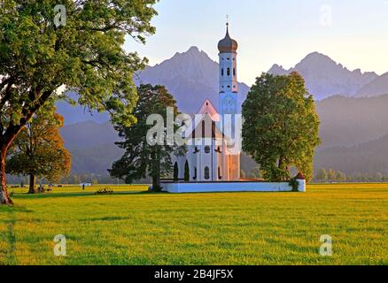 Chiesa Di Pellegrinaggio Di San Colombano Contro Le Alpi Lechtaler, Schwangau Bei Füssen, Strada Romantica, Ostallgäu, Allgäu, Swabia, Baviera, Germania Foto Stock