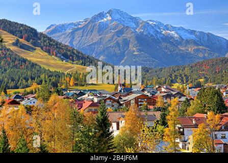 Vista sul paese contro l'Hoheder (2646m), Seefeld, Tirolo, Austria Foto Stock