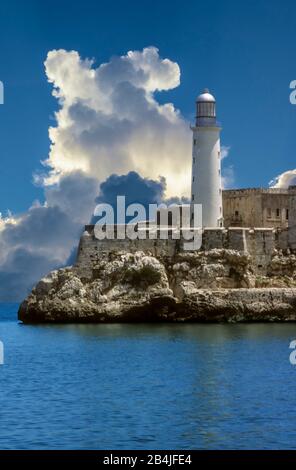 Faro E Nuvole Del Castello Di El Morro, L'Avana, Cuba, Foto Stock