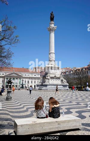 Europa, Portogallo, Lisbona, Praca Dom Pedro IV, Praca do Rossio, Rossio, Dom Pedro IV, Teatro Nazionale, pavimento ondoso, due giovani donne su una panchina Foto Stock