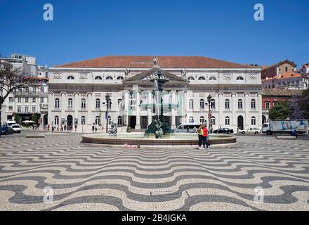 Europa, Portogallo, Regione Di Lisbona, Lisbona, Praca Dom Pedro Iv, Praca Do Rossio, Piazza Rossio, Teatro Nacional Dona Maria Ii, Teatro Nazionale, Fontana Del Bronzo, Pavimento A Onde Foto Stock