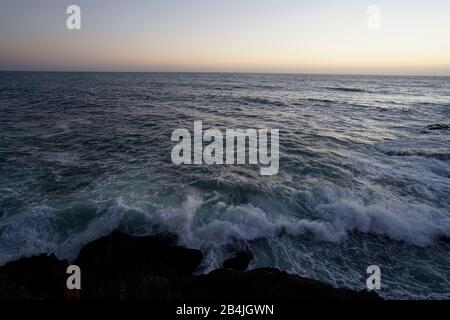 Europa, Portogallo, Centro, Ericeira, costa, onde, sera, tramonto Foto Stock