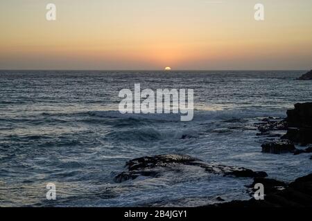 Europa, Portogallo, Centro, Ericeira, costa, onde, sera, tramonto Foto Stock