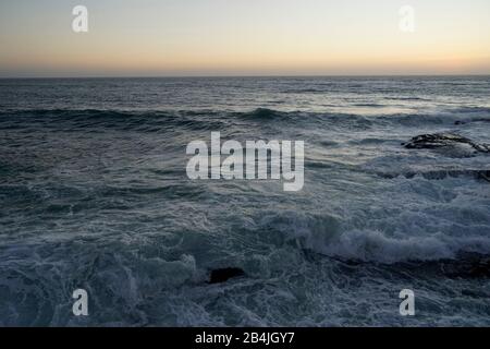 Europa, Portogallo, Centro, Ericeira, costa, onde, surf, sera, tramonto Foto Stock