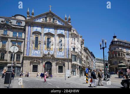 Europa, Portogallo, Regione Nord, Porto, Praca de Almeida Garrett, Igreja de Santo Antonio dos Congregados, Chiesa di Sant'Antonio delle Congregate, facciata barocca Foto Stock