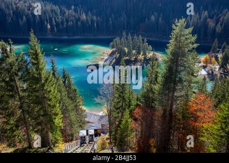 Lago Cauma, acque turchesi, autunno, foresta, Foto Stock