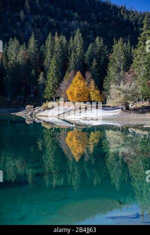 Lago Cauma, acque turchesi, autunno, foresta, Foto Stock