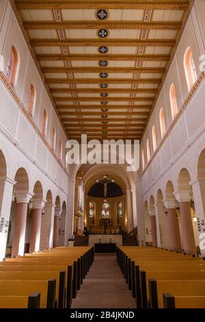 Europa, Germania, Bassa Sassonia, Gandersheim. Navata centrale della collegiata romanica di Sant'Anastasio e San Innocenzo. Bene vedere è il cambiamento del pilastro della bassa Sassonia. Foto Stock