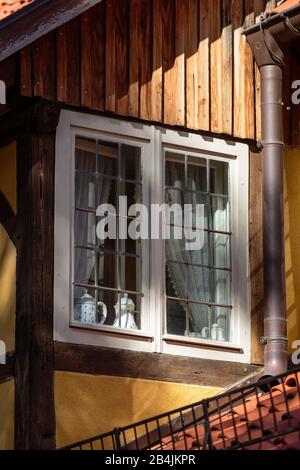 Europa, Deutschland, Sachsen-Anhalt, Quedlinburg. Fensterdetail eines Fachwerkhauss auf dem Schlossberg Foto Stock
