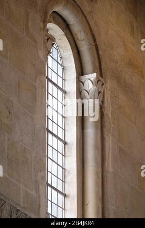 Europa, Deutschland, Sachsen-Anhalt, Quedlinburg. Romanisches Fensterdetail im Kirchenschiff im Quedlinburger Dom. Foto Stock