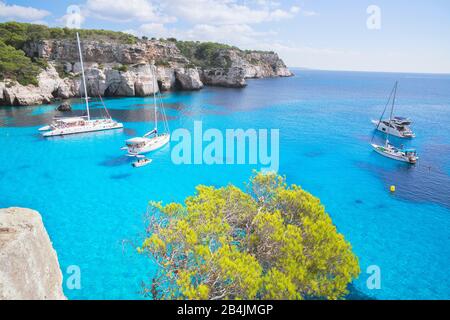 Vista in elevazione della Cala Mitjana, Menorca, isole Baleari, Spagna, Europa Foto Stock